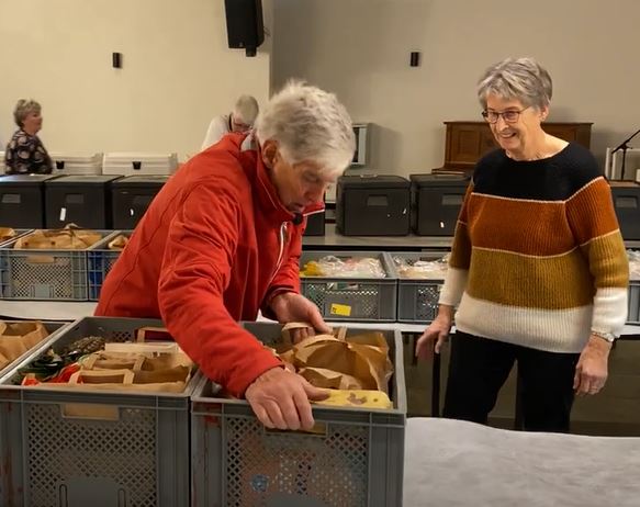 Voedselbank de Kostmand deelt dertig boxen uit
