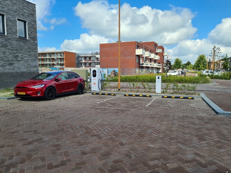 Eerste laadplein voor elektrische voertuigen