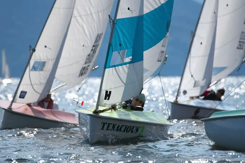 zeilboten die varen op het water