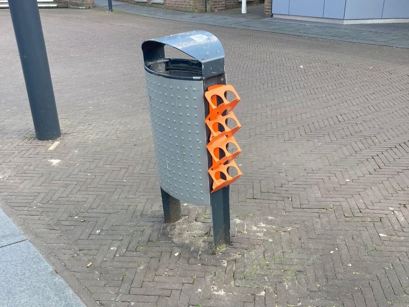 Statiegeldbeugels aan prullenbakken bevestigd