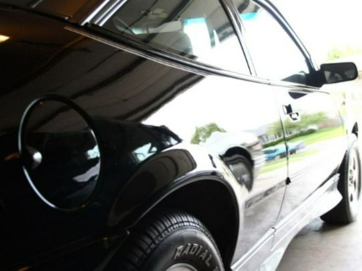 Fietsster na aanrijding op motorkap