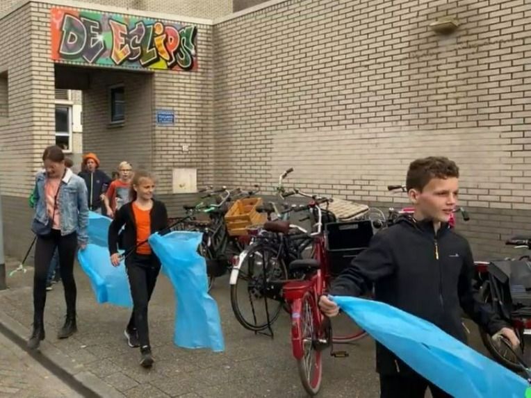 Jongeren halen afval van de straat