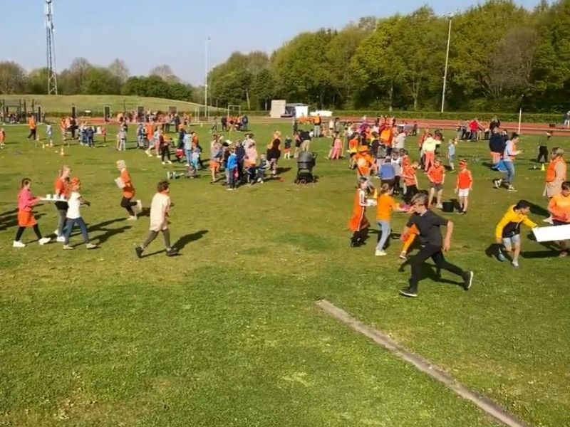 Kinderen leven zich uit tijdens Koningsspelen