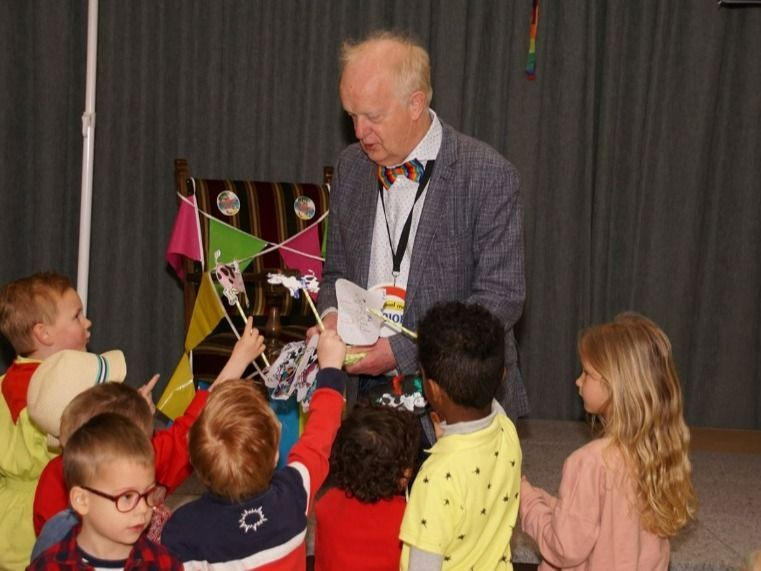 Leerlingen De Regenboog nemen afscheid van ‘meester Mannes’