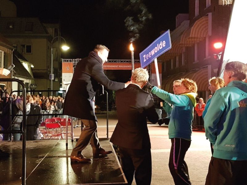 5 mei: Saamhorigheid, Vrijheidsvuur, ontbijt, crashsite-route en zang