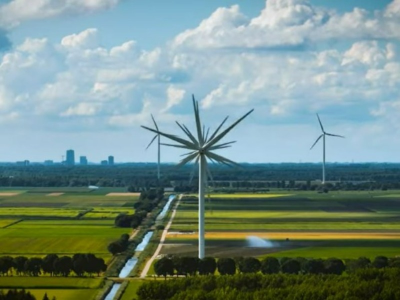Puttenaar maakt hypnotiserende video van rij windmolens bij Zeewolde