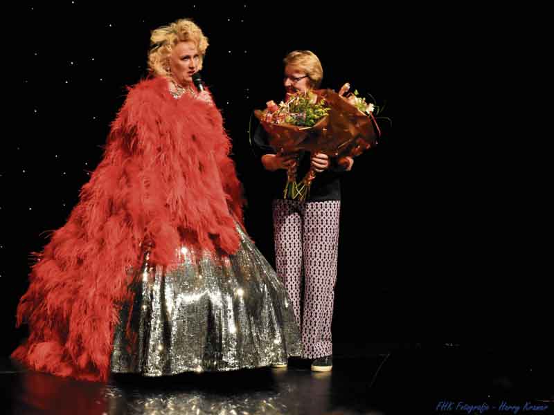 Uitverkochte zaal voor Karin Bloemen bij Zeewolde Live