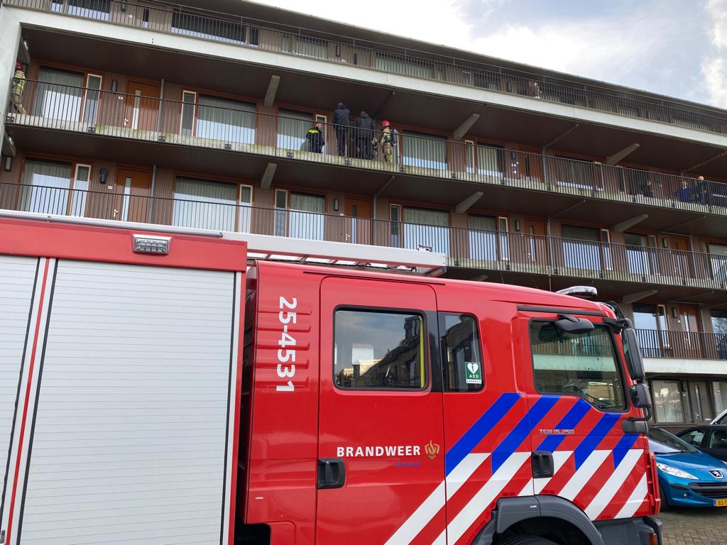 Brandweer slaat aan op rookontwikkeling bij dakwerkzaamheden