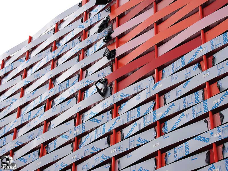 Mooi vlechtwerk op gevel van  sportcomplex Het Baken