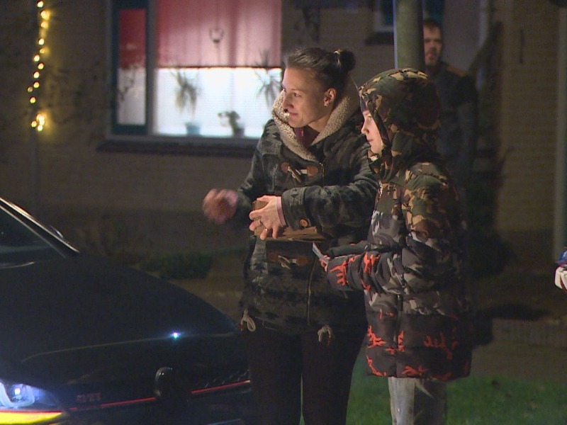 Stoet aan bijzondere auto's als verjaardagsverrassing voor 11-jarige Marijn