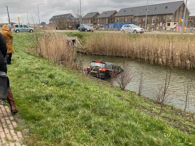 Handrem vergeten, auto te water
