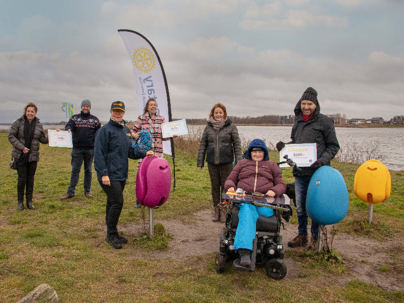Rotaryclub reikt drie goede doelen cheques 