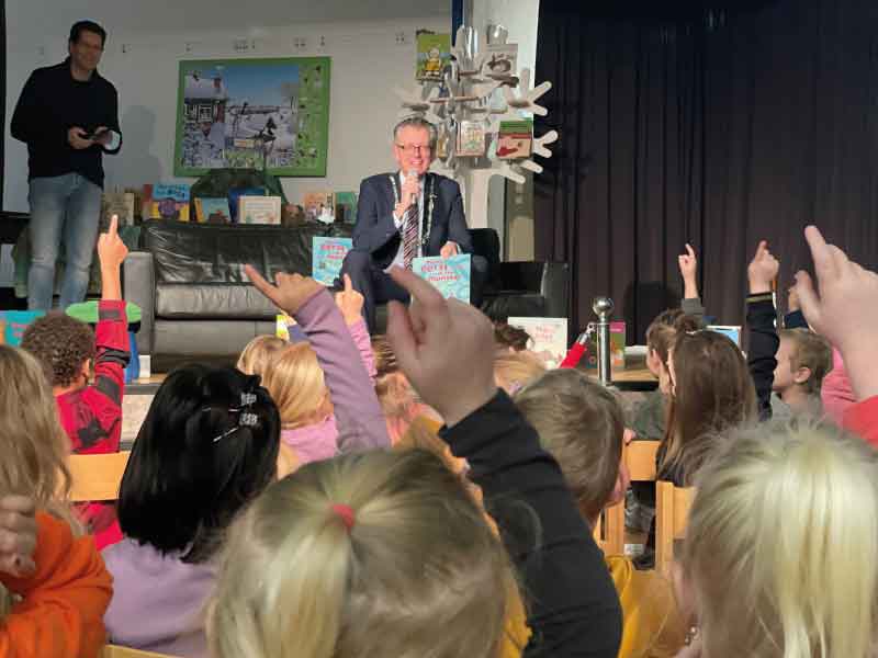 Burgemeester boeit met voorleesverhaal 