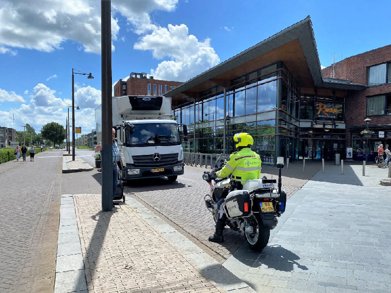 Politie deelt waarschuwingen uit op Gelderseweg