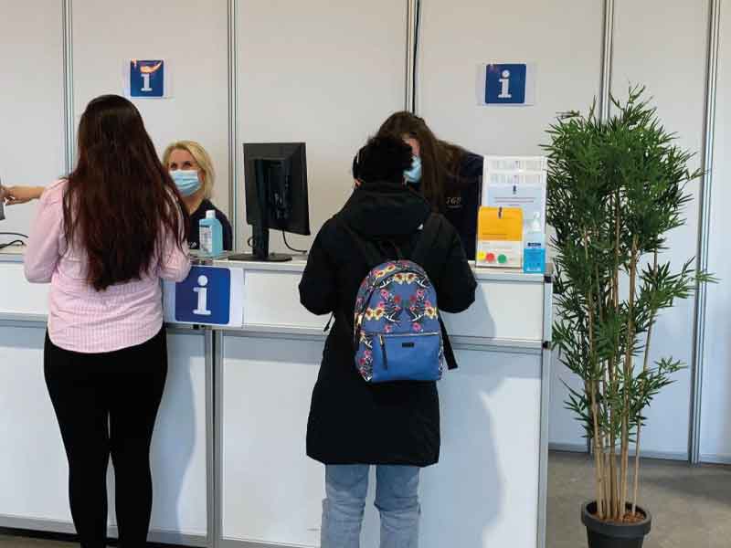 Servicebalies in de vaccinatielocaties van GGD Flevoland