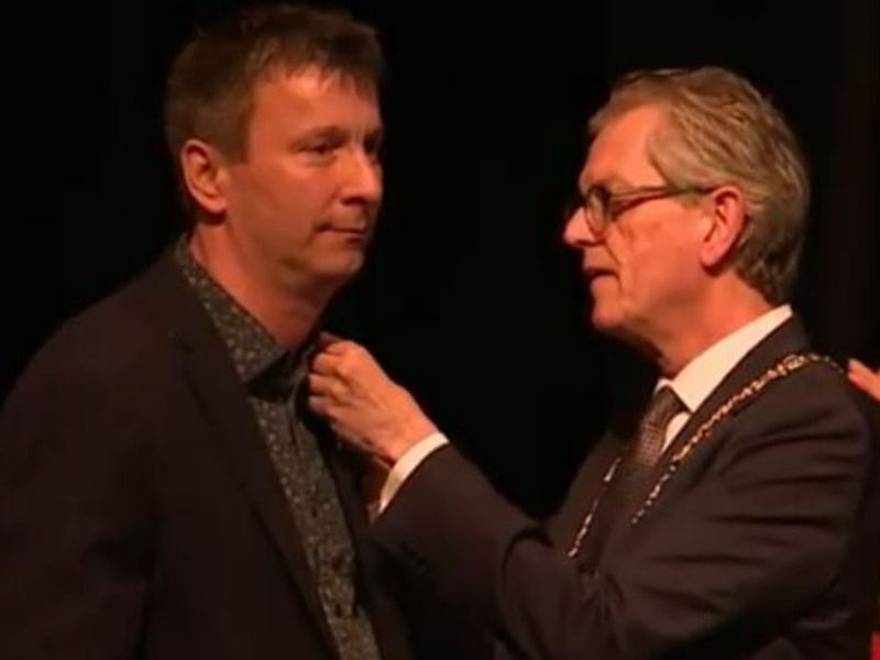 Koninklijke onderscheiding voor Ernst Bron