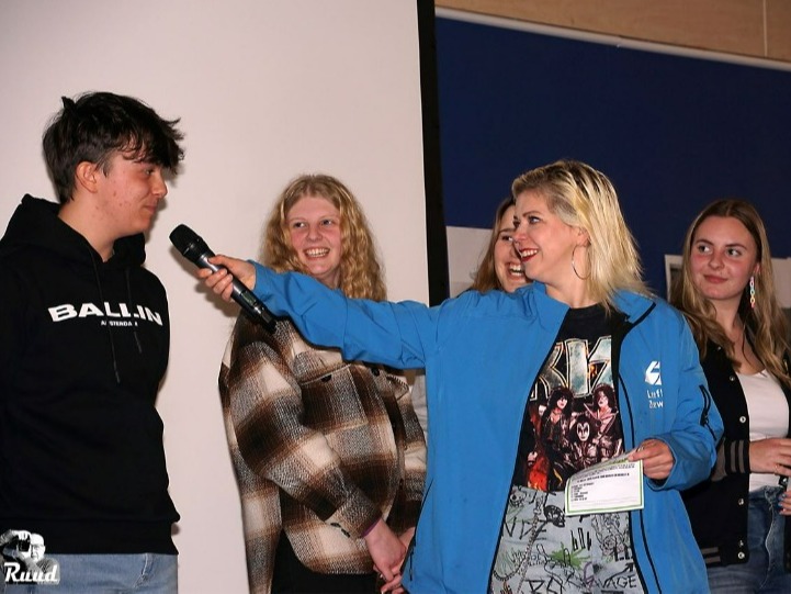 Leden scholierenraad flyeren voor hangplek