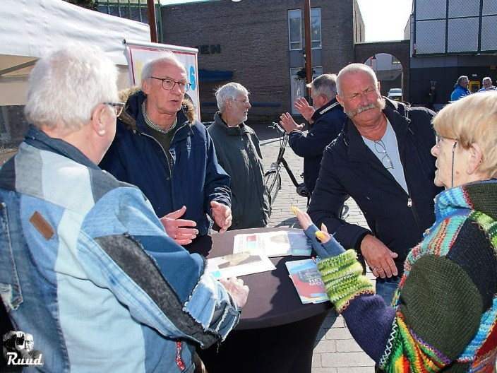 Partijen laten zich zien op verkiezingsmarkt