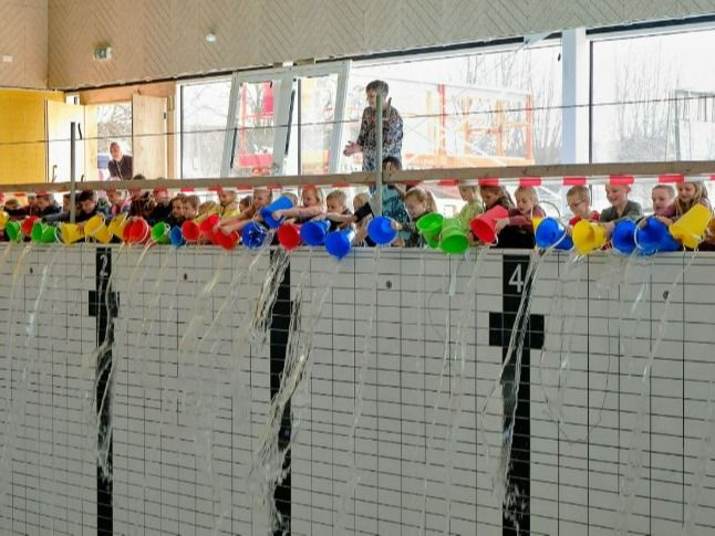 Eerste liters water voor zwembad Het Baken