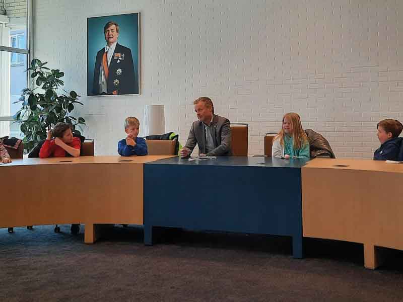 Groep 5/ 6 van In de Lichtkring op bezoek bij de wethouder