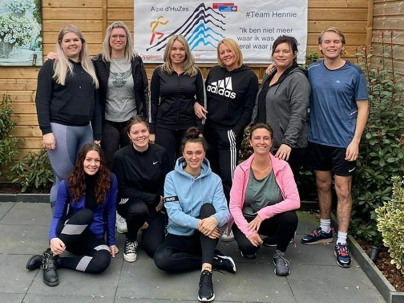 Mondkapjes, sleutelhangers en oliebollen helpen Team Hennie
