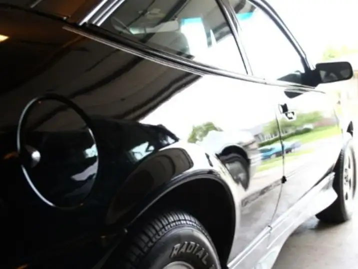 Auto door de vangrail