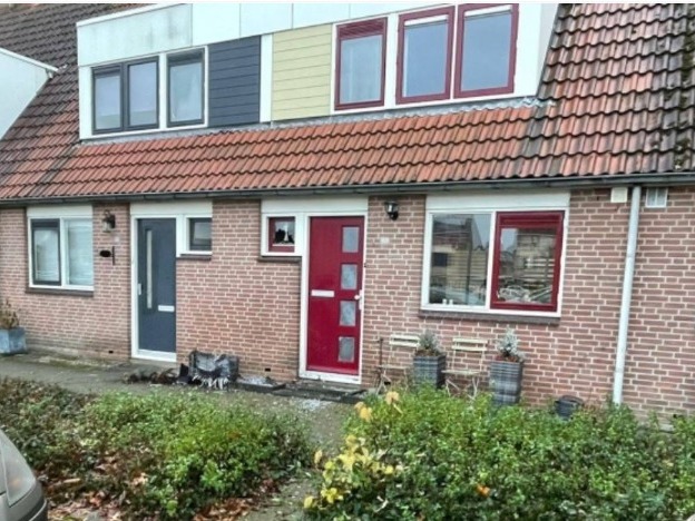 Woningen en auto’s geraakt bij explosie