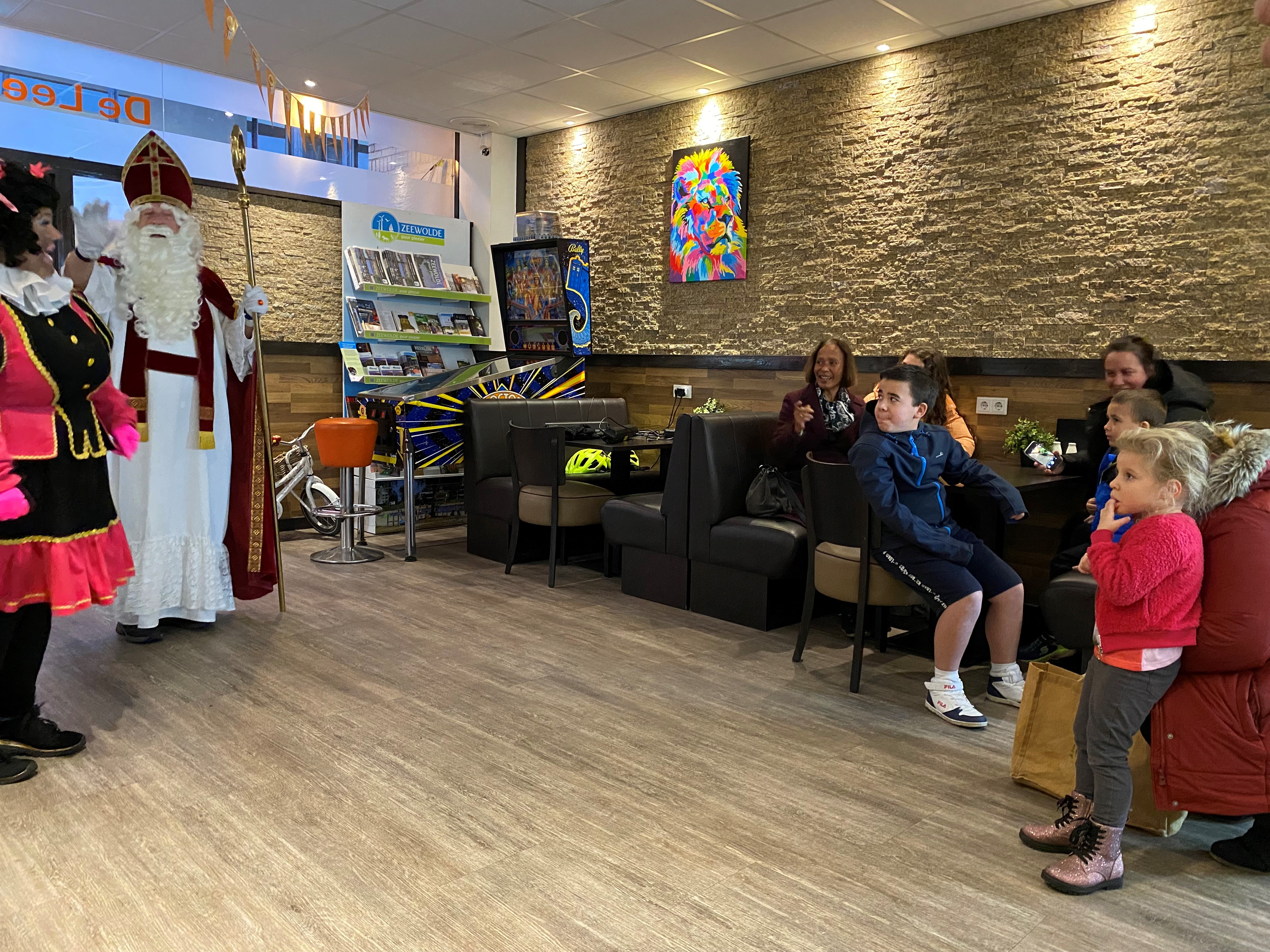 Sint en pieten halen tekeningen op