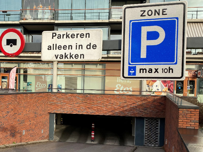 ‘Oldtimershow’ in parkeergarage verleden tijd