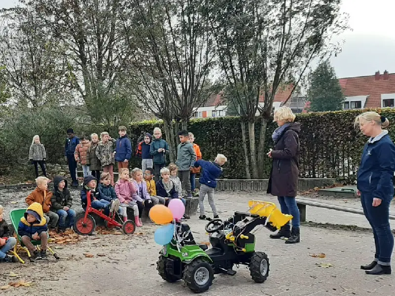 Traptrekker feestelijk uitgereikt aan basisschool In de Lichtkring in Zeewolde