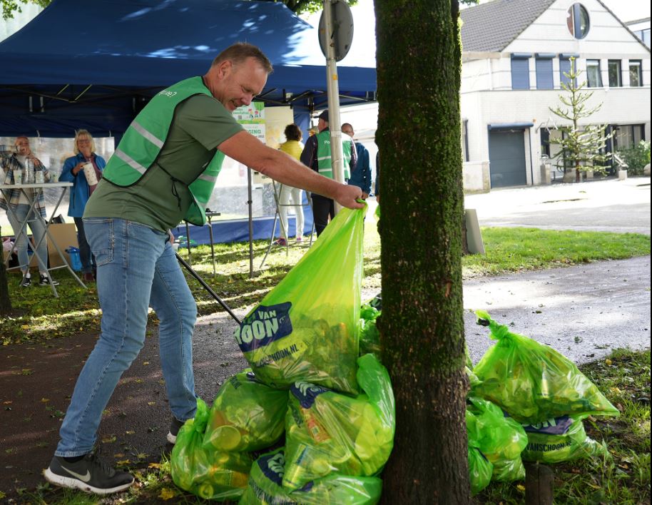 Ploggers halen 35 zakken vuilnis op