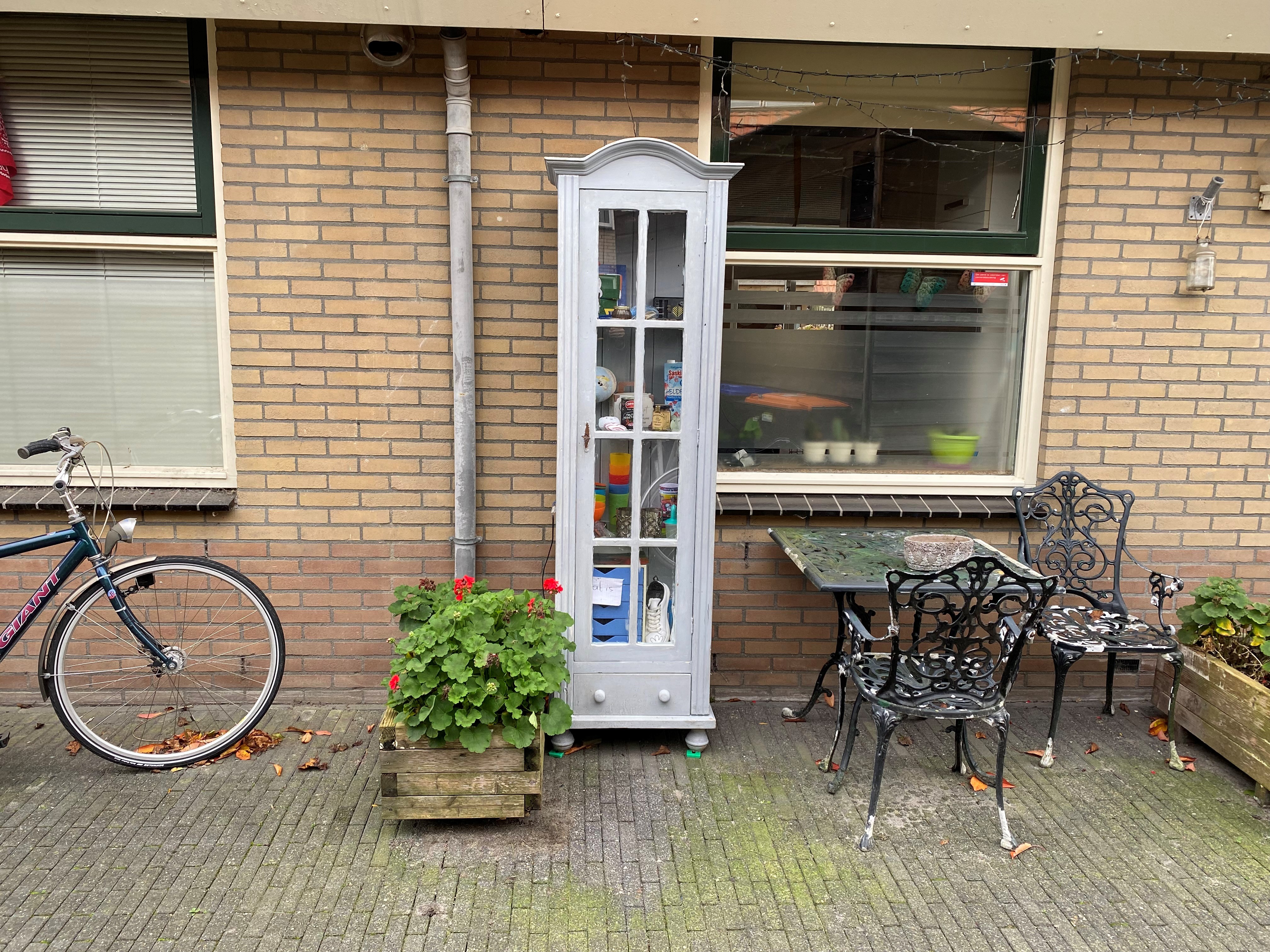 Vitrinekast met gratis producten