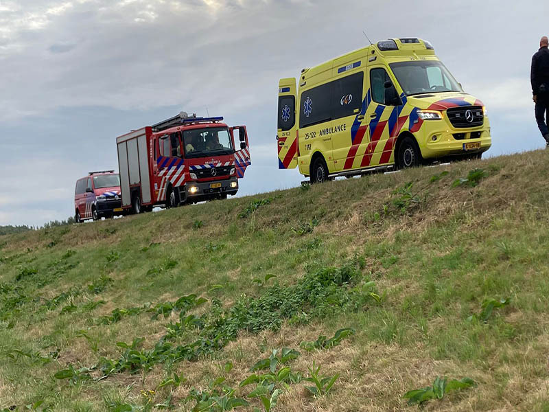 Meisje slaat met fiets over de kop