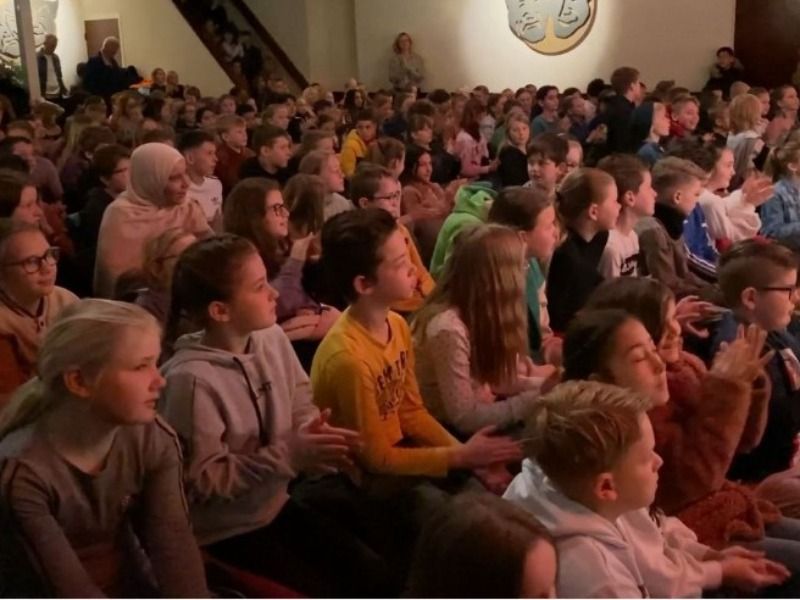 Ademloos genieten van schooltoneel