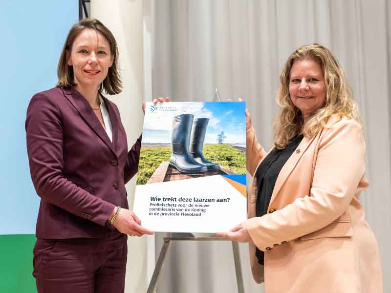 Minister Bruins Slot ontvangt Profielschets nieuwe commissaris van de Koning in Flevoland