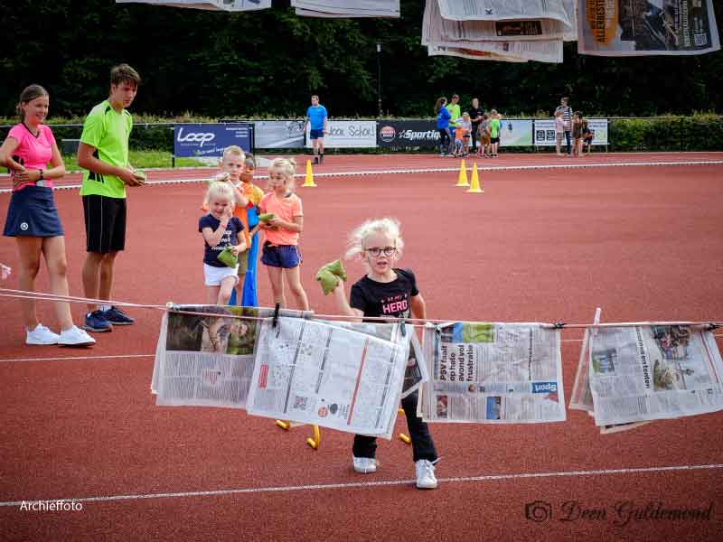 Kranten gooien met sponzen op de atletiekbaan met smash for life, een archieffoto