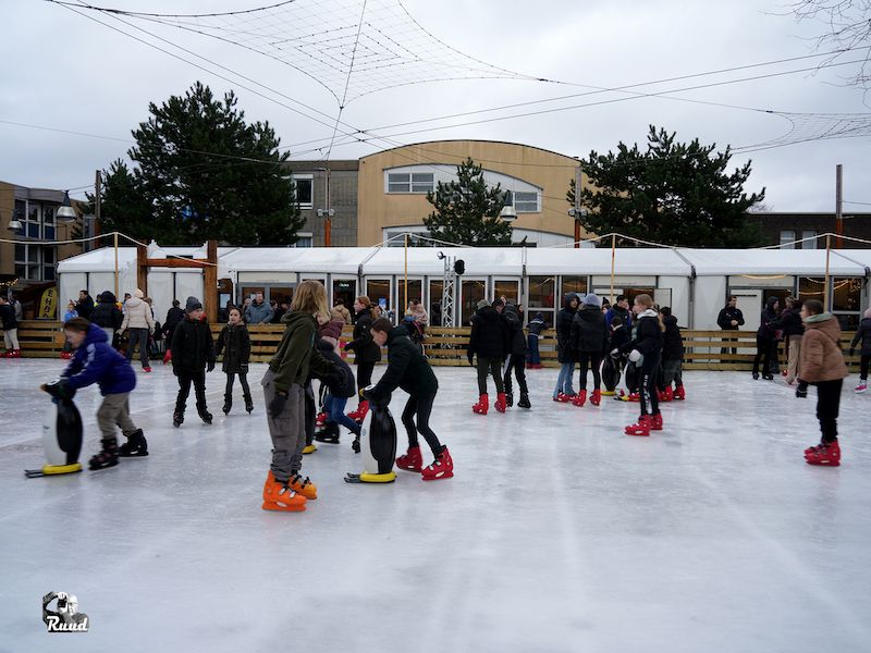 kinderen aan het schaatsen tijdens Zeewolde Winterwold