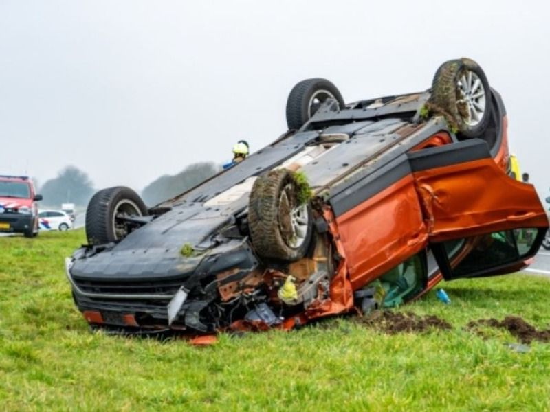 Automobilist door brandweer bevrijd na botsing met pijlwagen