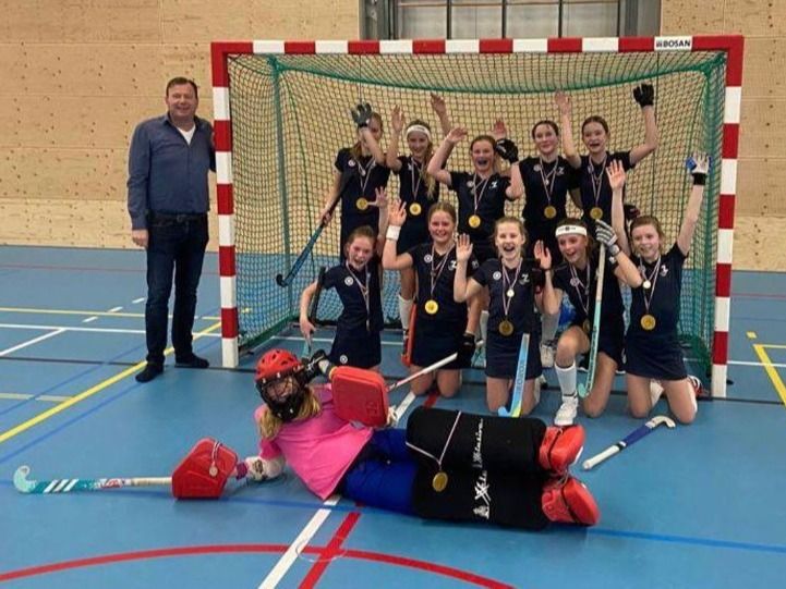 Medaille én chocolademedaille voor hockeykampioenen