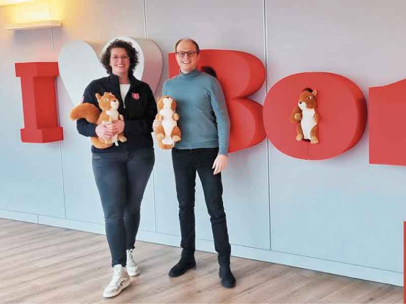 Boni doneert knuffels aan het Leger des Heils Zeewolde