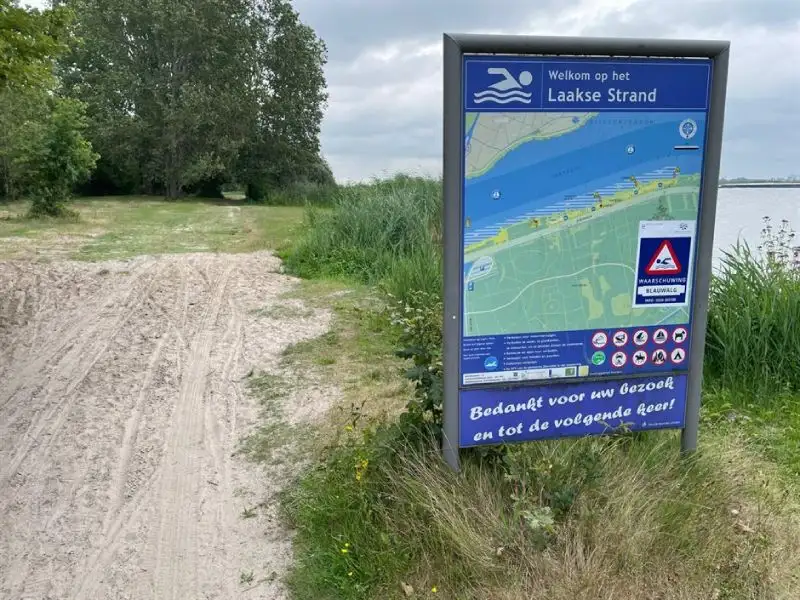 Bord van het gebied Laakse strand