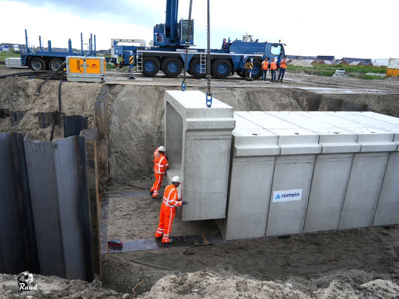 Voltooiing van de Duikerbrug in Havenkwartier Zuid onder wisselvallige weersomstandigheden
