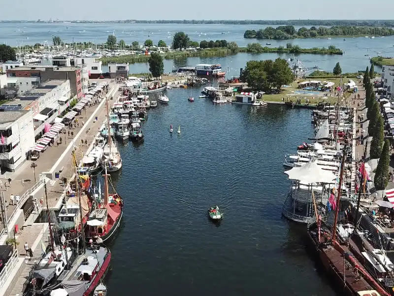 de aanloophaven van Zeewolde met verschillende boten tijdens de havendagen