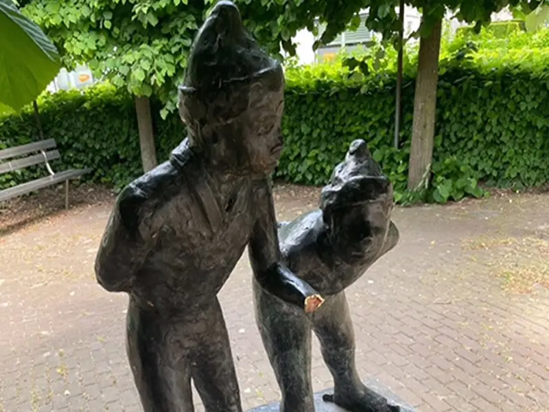 Vernielde schaatsertjes in aangepaste versie terug - één schaatsertje nog altijd spoorloos