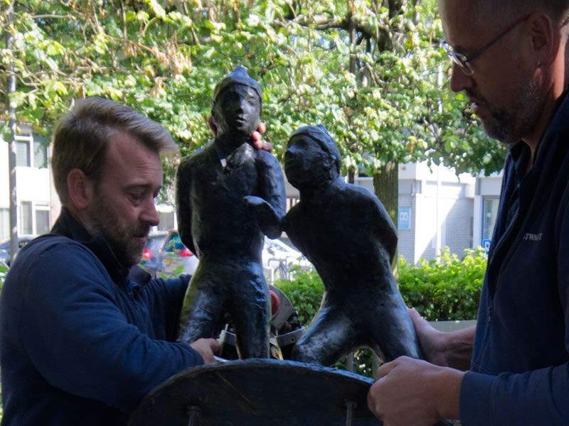 Vernielde schaatsertjes in aangepaste versie terug - één schaatsertje nog altijd spoorloos