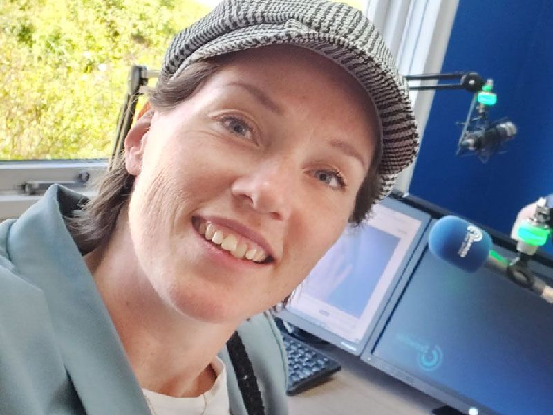 Anna vd Wal in de radio studio van LOZ