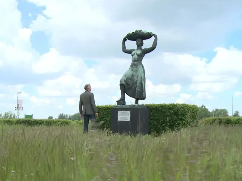 Door klimaatactivisten beklad standbeeld wordt na twee weken schoongemaakt