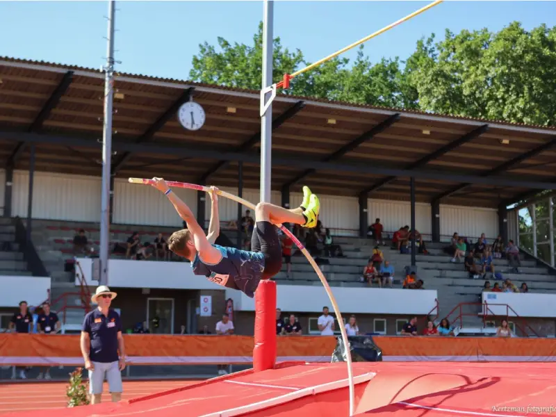Aaron Bos Nederlands Kampioen Polsstokhoogspringen