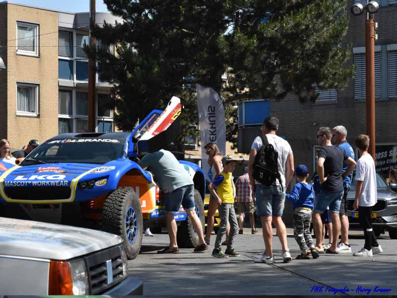 Bekijks bij Dakar auto tijdens autospektakel
