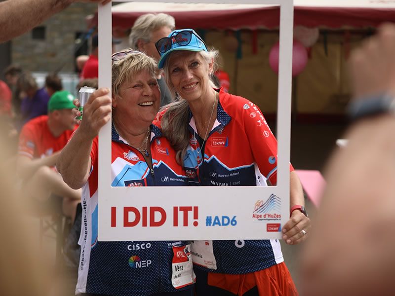 deelnemers van de alp d'huzes 2023